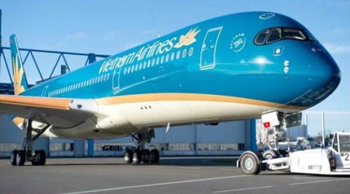 Pierwszy A350 XWB dla Vietnam Airlines opuścił lakiernię Airbus w Tuluzie (fot. airbus.com)