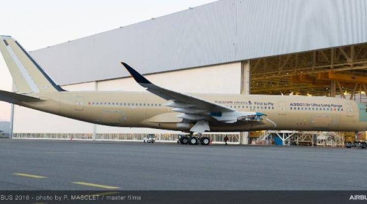 Pierwszy egzemplarz Ultra Long Range A350 XWB opuszcza halę montażową (fot. P.Masclet/Airbus)