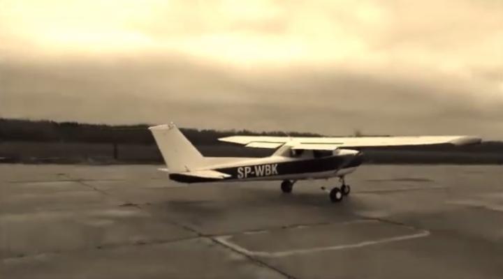 Piloci Aeroklubu Elbląskiego na lotnisku w Ornecie, fot. Youtube