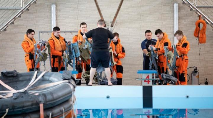 Piloci na ćwiczeniach z pokonywania lęku przed skokiem ze spadochronem do wody (fot. LAW)