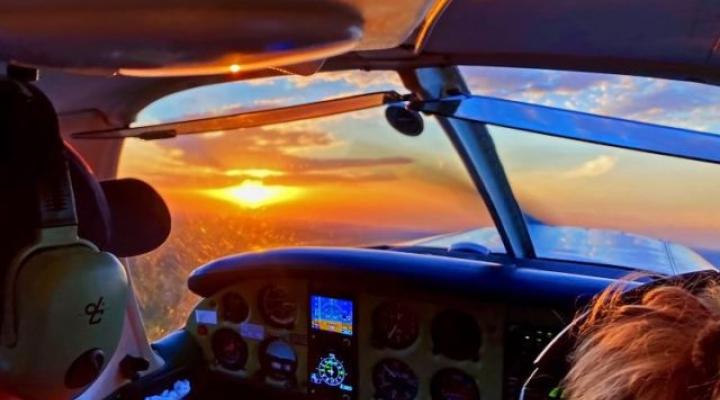Piloci w kabinie samolotu GA - widok na zachód słońca (fot. Katarzyna Obłoza)
