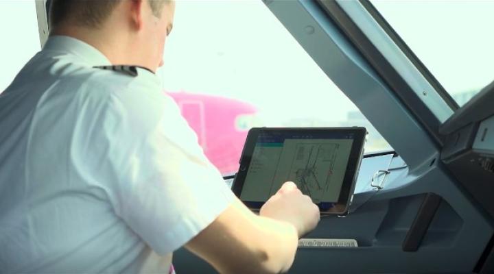 Pilot linii Wizz Air przygotowuje się do lotu przy użyciu elektronicznego systemu zarządzania informacją (fot. Wizz Air)