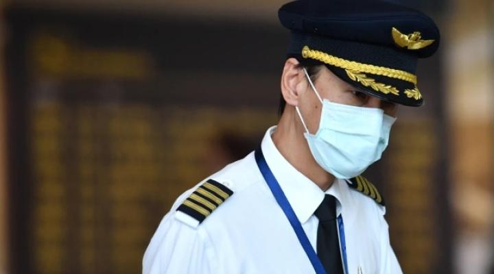 Pilot samolotu pasażerskiego w masce ochronnej (fot. smh.com.au)