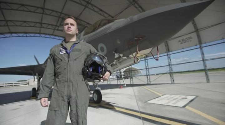 Pilot z eskadry Królewskich Sił Powietrznych przed samolotem F35 Lightning (fot. BBC Brit)