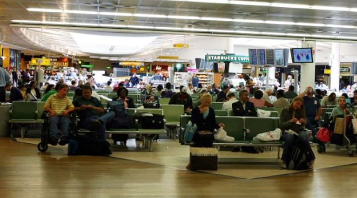 Port lotniczy Londyn-Heathrow - poczekalnia w Terminalu 3 (fot. Tom Murphy VII/GFDL/Wikimedia Commons)