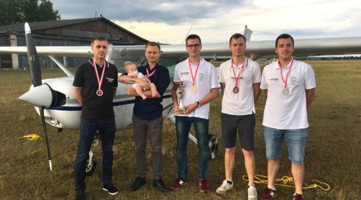 Samolotowe Nawigacyjne Mistrzostwa Polski w Białymstoku - podium seniorów i juniorów (fot. pwszchelm.edu.pl)