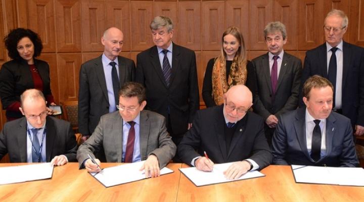 Podpisane porozumienie ma pomóc w tworzeniu kadr polskiego sektora kosmicznego (fot. Biuro Rektora PW)