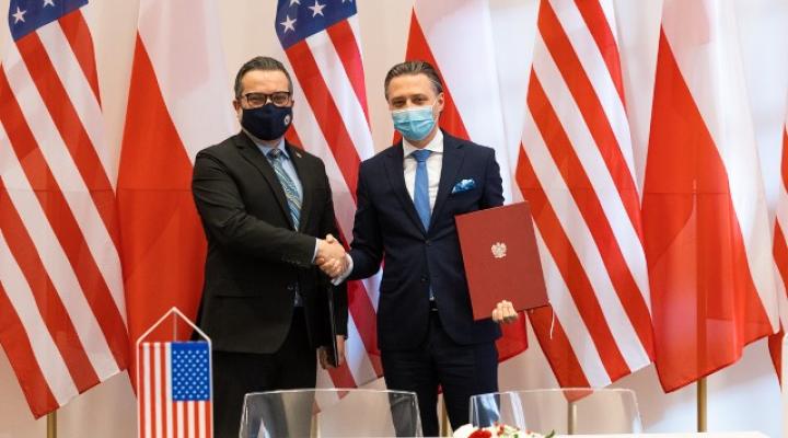 Podpisanie polsko-amerykańskiej umowy w sprawie rozmieszczenia funkcjonariuszy ochrony lotu (fot. MSWiA)