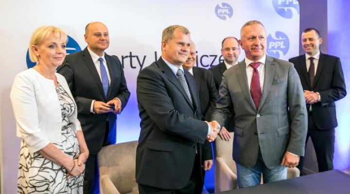 Podpisanie umowy na przebudowę drogi startowej na lotnisku w Radomiu (fot. Dariusz Kłosiński / PPL)