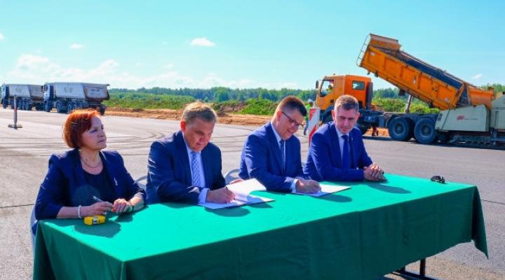 Podpisanie umowy na dofinansowanie budowy lotniska w Białymstoku (fot. Dawid Gromadzki/UM Białystok)