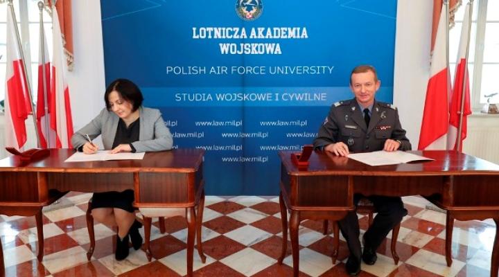 Podpisanie umowy o współpracy Lotniczej Akademii Wojskowej i MSWiA (fot. LAW)