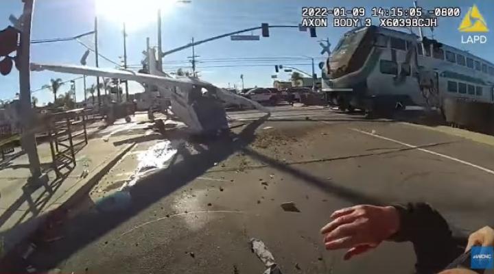 Policjanci z Los Angeles uratowali pilota, którego samolot po chwili roztrzaskał pociąg (fot. kadr z filmu na youtube.com)
