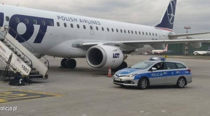Policyjne zabezpieczenie na Lotnisku Chopina przylotów obywateli RP w ramach akcji "LOT do domu" (fot. policja.pl)