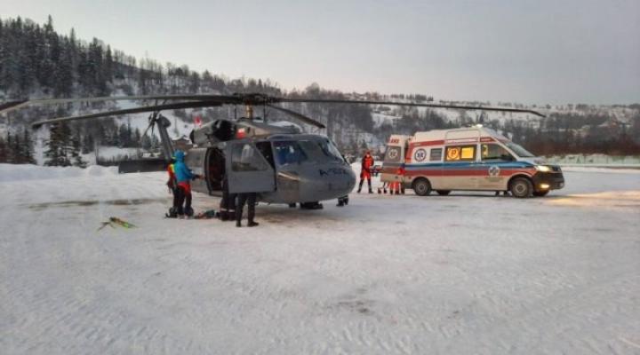 Policyjny Black Hawk S-70i przetransportował poszkodowaną, która złamała nogę na górskim szlaku (fot. policja.pl)