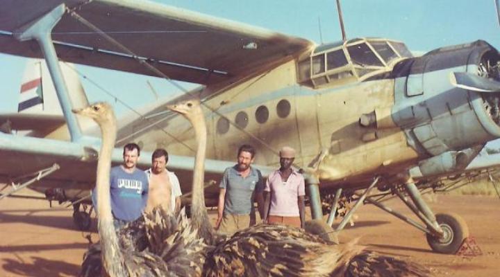 Polscy agrolotnicy w Sudanie - wizyta strusi na lądowisku roboczym (fot. archiwum Lesława Karsta)