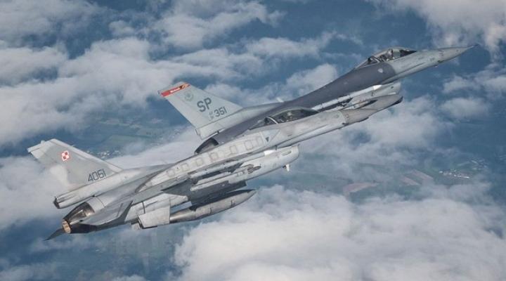 Polski samolot F-16 podczas ćwiczenia "Astral Knight" (fot. Piotr Łysakowski)