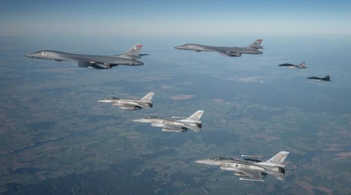 Polskie samoloty F-16 i MiG-29 eskortują dwa amerykańskie bombowce B-1B (fot. Piotr Łysakowski)