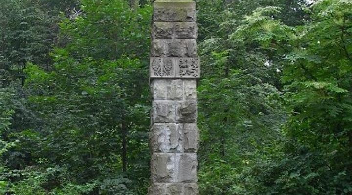 Pomnik Lotnika na Żwirkowisku w Cierlicku Kościelcu (fot. Augiasz/CC BY-SA 3.0/Wikimedia Commons)