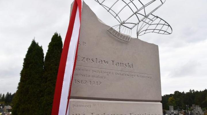 Pomnik poświęcony pamięci Czesława i Tadeusza Tańskiego (fot. Liceum Ogólnokształcące w Puszczy Mariańskiej)