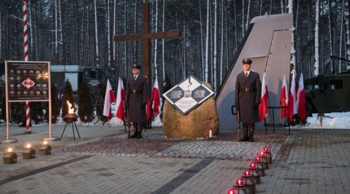 Pomnik upamiętniający żołnierzy, którzy zginęli w katastrofie CASA C-295M pod Mirosławcem (fot. M. Markiewicz/muzeumsp.pl)