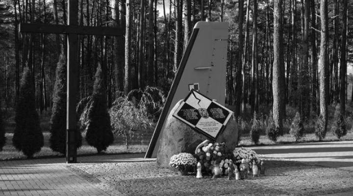 Pomnik upamiętniający żołnierzy, którzy zginęli w katastrofie CASA C-295M pod Mirosławcem (fot. 12.BBSP)