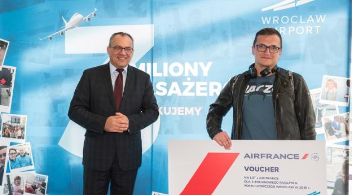 Trzymilionowy pasażer - pan Karol z Dariuszem Kusiem, prezesem wrocławskiego lotniska (fot. Port Lotniczy Wrocław)