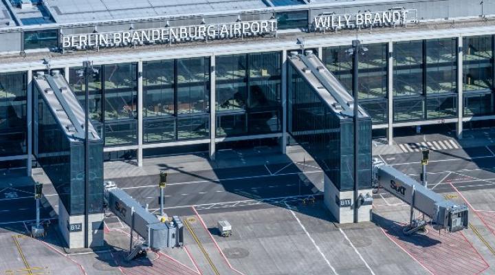 Port Lotniczy Berlin-Brandenburg im. Willy’ego Brandta - terminal od strony płyty lotniska (fot. Berlin Airport/FB)