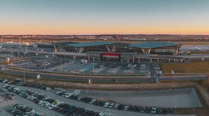 Port Lotniczy Gdańsk - widok na terminal z daleka (fot. airport.gdansk.pl)