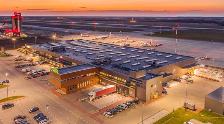Port Lotniczy Katowice - terminal cargo o zachodzie słońca - widok z góry z ukosa (fot. Piotr Adamczyk)