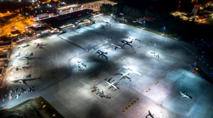 Port Lotniczy Kraków - widok z góry na płytę lotniska w nocy (fot. Kraków Airport)