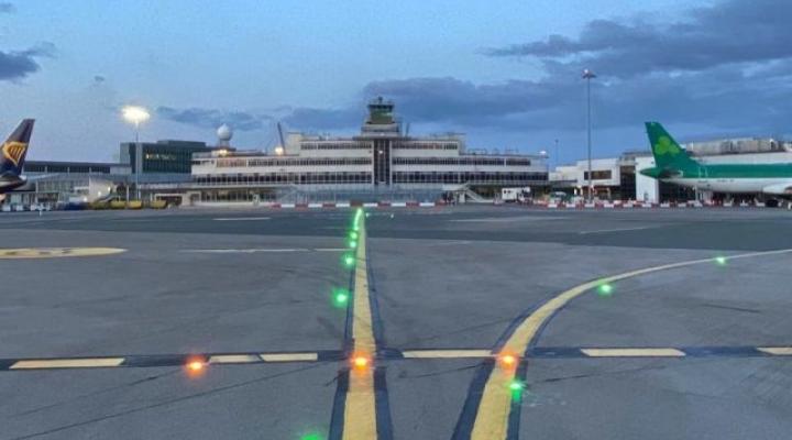 Port lotniczy w Dublinie - płyta oświetlona (fot. Dublin Airport)