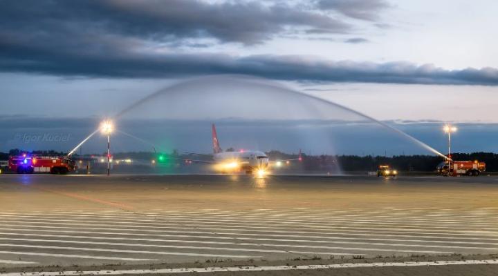 Powitanie salutem wodnym samolotu linii SkyUp na łódzkim lotnisku (fot. Igor Kuciel)