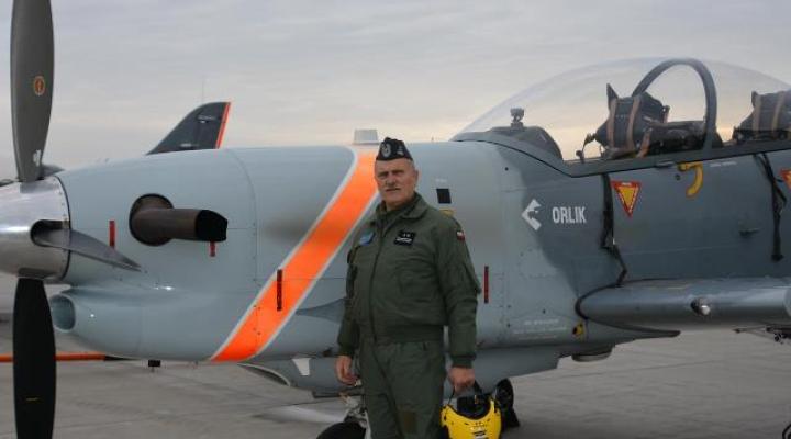 Ppłk pil. Arkadiusz Leśniewski przy samolocie PZL-130 Orlik TC-II (fot. Anna Kuna)