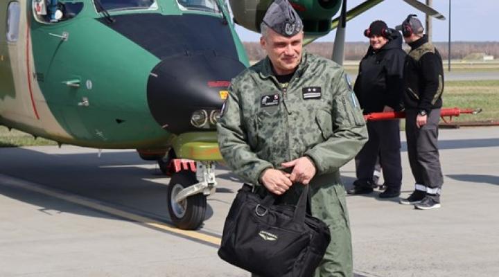 Ppłk pil. Artur Dobraczyński przed samolotem M-28 Bryza (fot. Urszula Krzemińska)