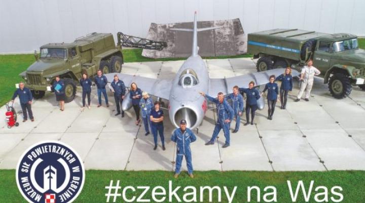 Pracownicy Muzeum Sił Powietrznych zapraszają zwiedzających (fot. muzeumsp.pl)