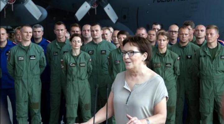 Premier Ewa Kopacz w 33. Bazie Lotnictwa Transportowego (fot. Katarzyna Kluczka)