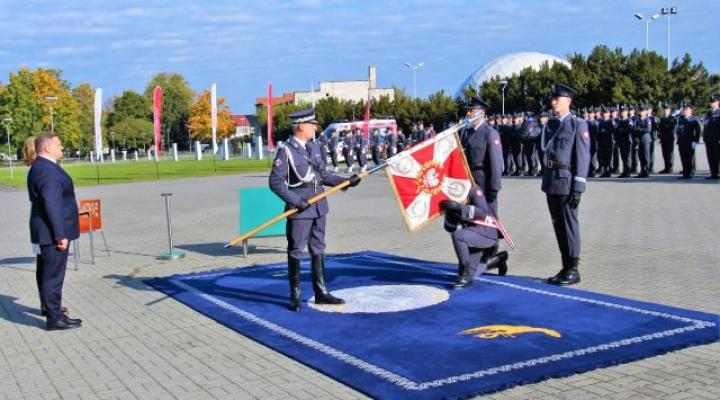 Przekazanie sztandaru dla Lotniczej Akademii Wojskowej (fot. muzeumsp.pl)