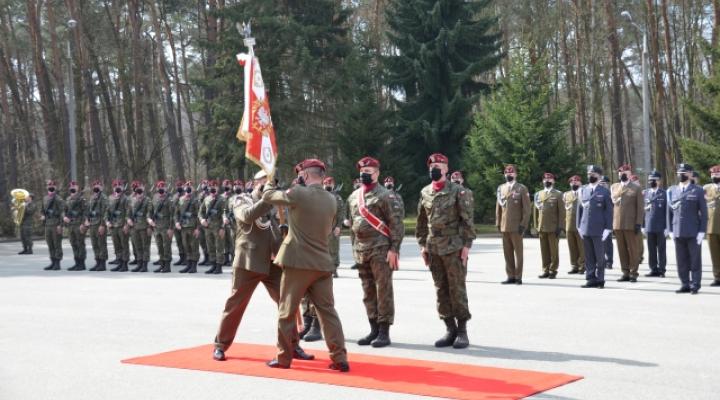 Przekazanie sztandaru nowemu Dowódcy 25 Brygady Kawalerii Powietrznej (fot. 25BKPow)