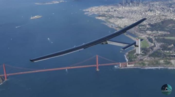 Przelot Solar Impulse 2 nad słynnym mostem Golden Gate (fot. kadr z filmu na youtube.com)