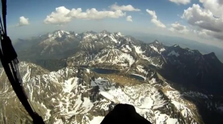 Przelot nad Tatrami (fot. kadr z filmu na youtube.com)