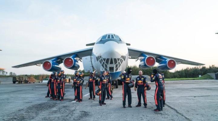 Przygotowania do perfekcyjnego pit-stopu na pokładzie samolotu Ilyushin Il-76 MDK (fot. Denis Klero / Red Bull Content Pool)