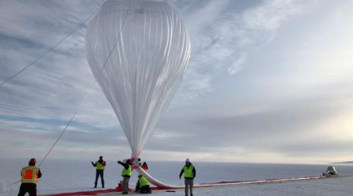 Przygotowanie balonu stratosferycznego (fot. earthobservatory.nasa.gov)