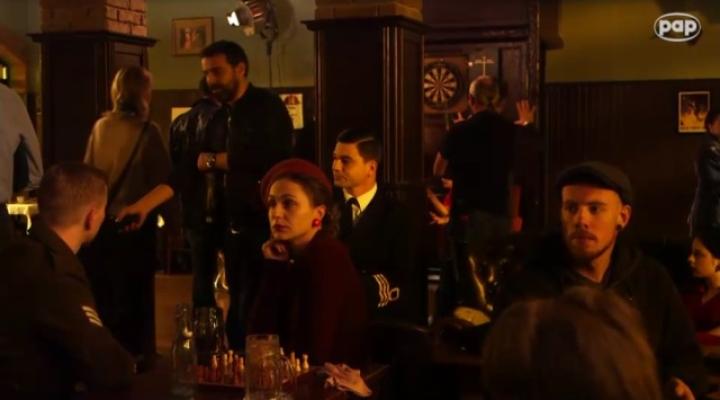 Pub, w którym bawili się lotnicy Dywizjonu 303, odtworzony w Warszawie (fot. kadr z filmu PAP)