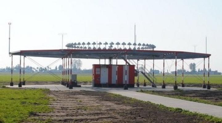 Radiolatarnia na radomskim lotnisku (fot. PAŻP)