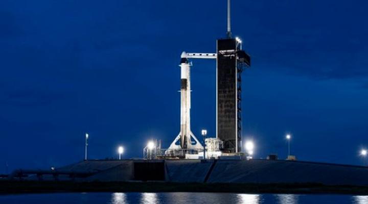 Rakieta SpaceX Falcon 9 i statek kosmiczny Dragon - kompleks startowy 39A na Florydzie nocą (fot. SpaceX/Twitter)