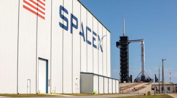 Rakieta SpaceX Falcon 9 z Crew Dragon na szczycie czeka na start (fot. NASA / Kim Shiflett)
