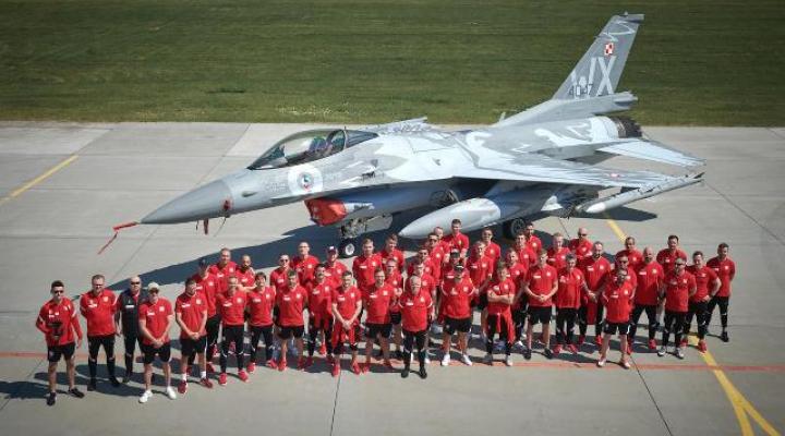 Reprezentacja Polski w piłce nożnej przy samolocie F-16 na płycie lotniska w Krzesinach (fot. Piotr Łysakowski)