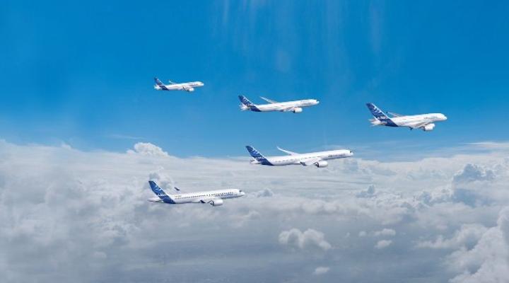 Rodzina samolotów pasażerskich Airbus w locie (fot. airbus.com)
