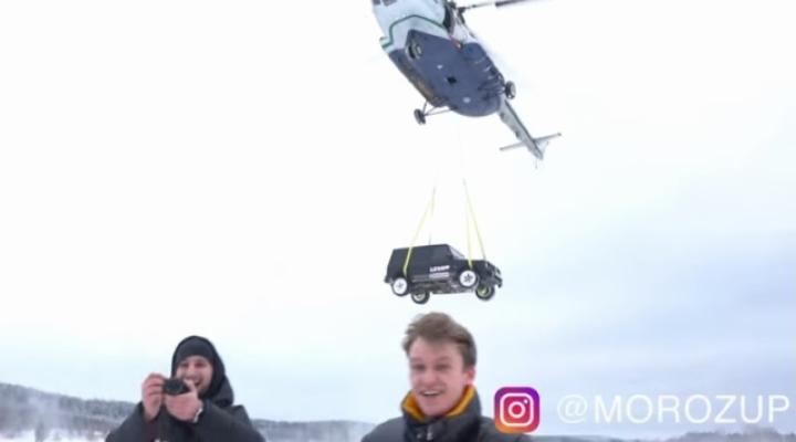 Rosjanin zrzucił swojego Mercedesa-AMG G 63 z helikoptera (fot. kadr z filmu na youtube.com)