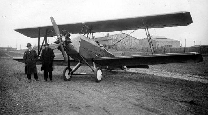 Ryszard Bartel (pierwszy z lewej) obok samolotu BM-2 (fot. Anonymous/Domena publiczna/Wikimedia Commons)